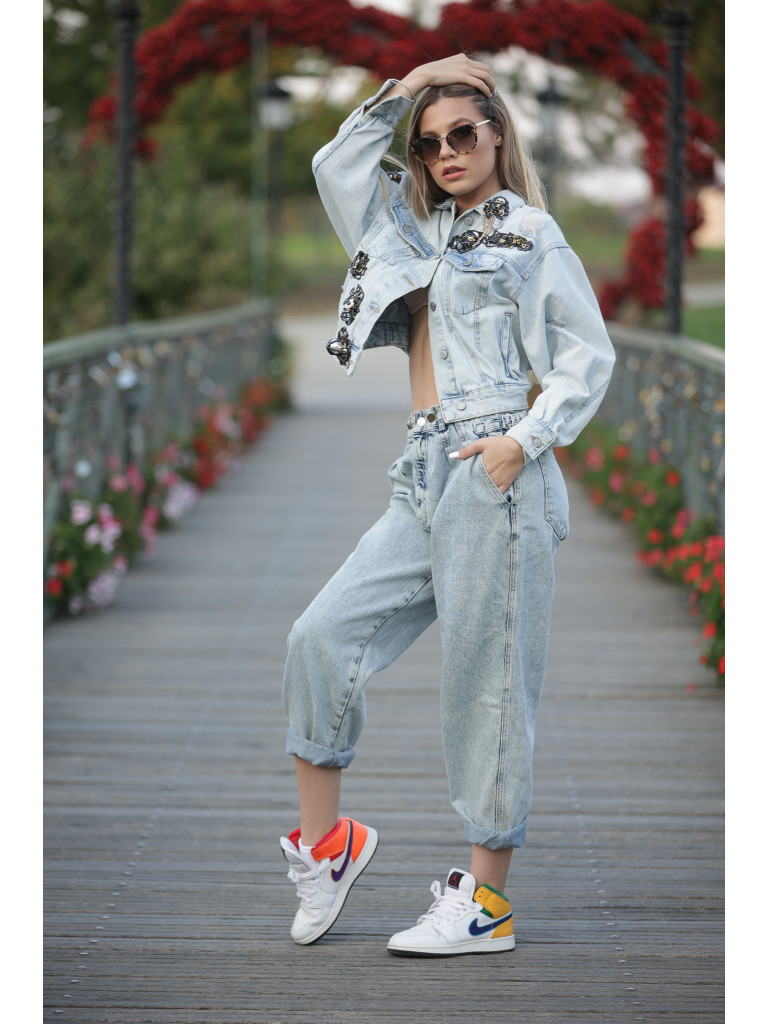 Geaca jeans denim, accesorizata cu lant auriu gros si perle